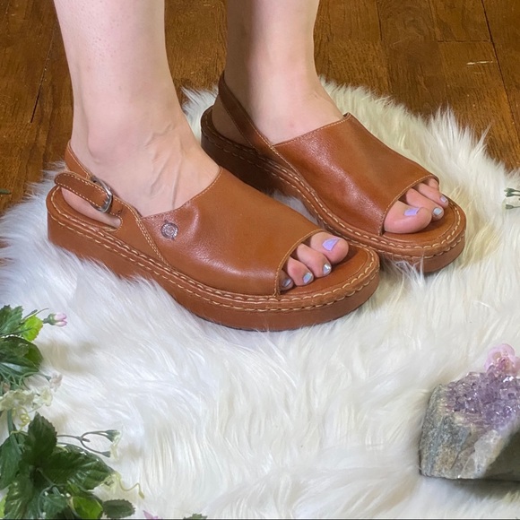 Shoes - ADORABLE VTG BORN PLATFORM SANDALS // 10M